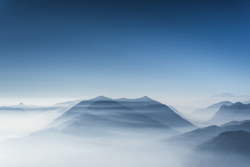 霧の中の山