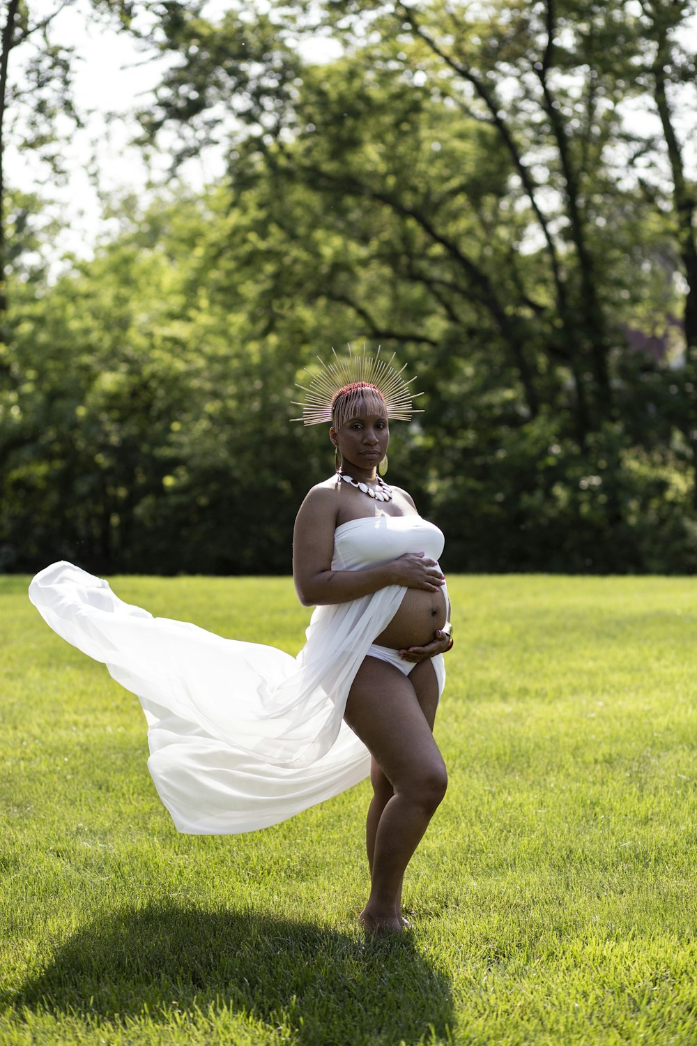 mulher grávida segurando sua barriga
