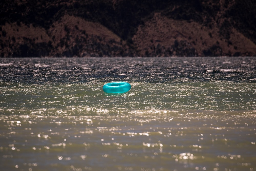 blauer runder Kunststoffdeckel auf Wasser