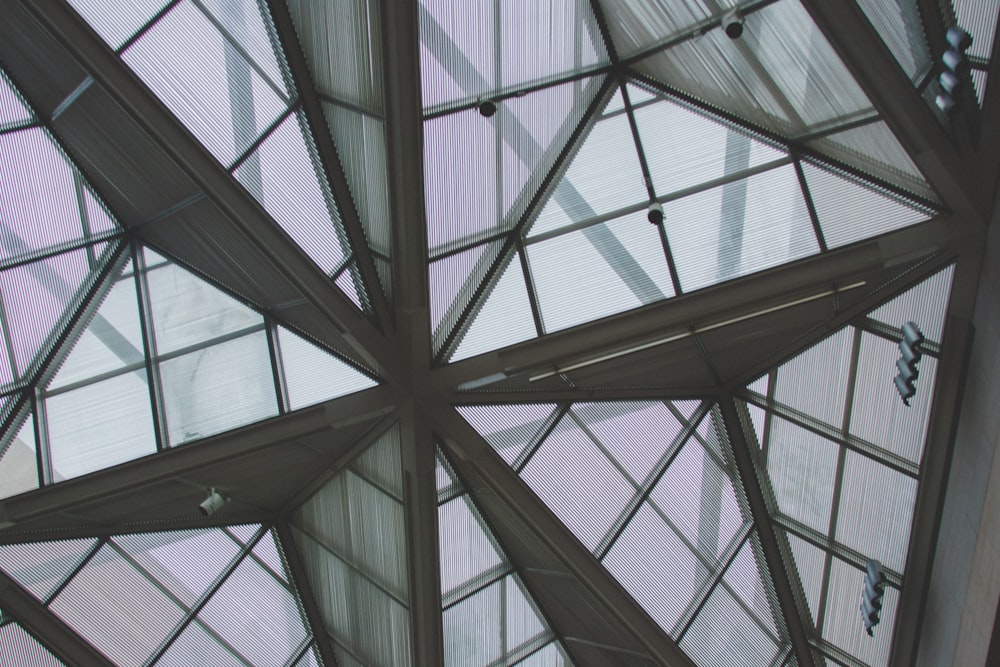 the ceiling of a building has many windows