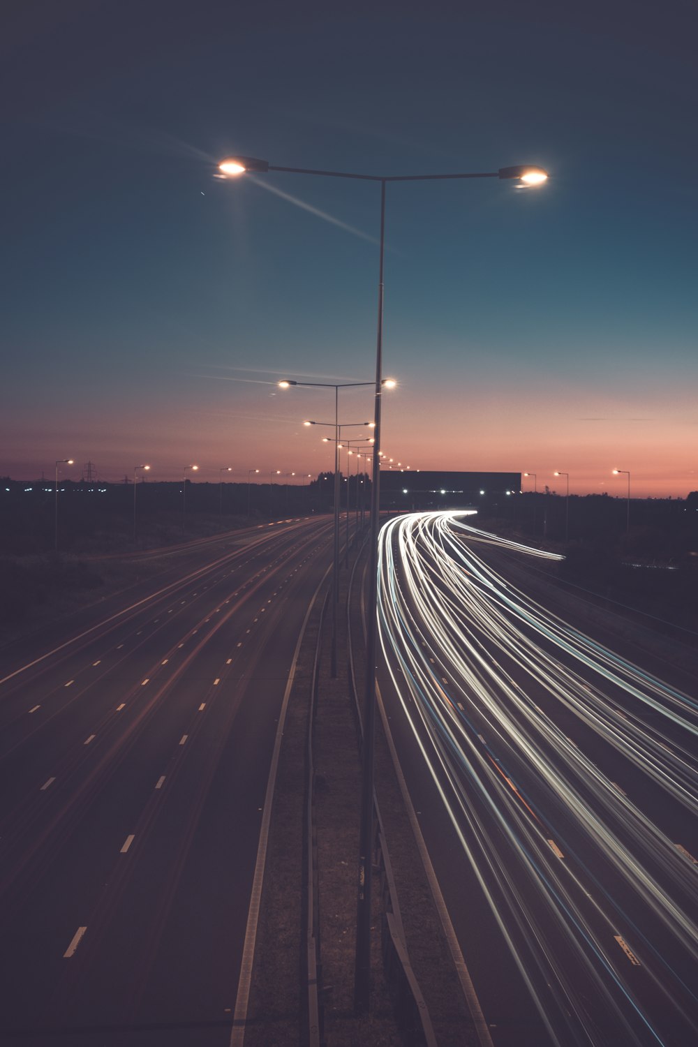 Zeitrafferfotografie der Straße mit Straßenlaternen