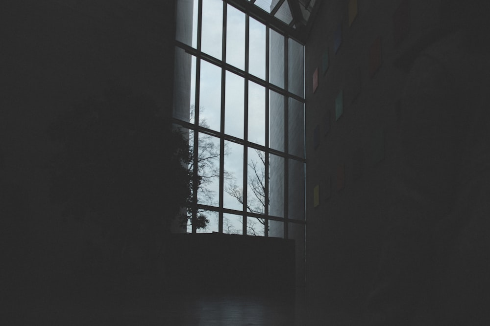 Fenêtre encadrée en bois gris à l’intérieur du bâtiment
