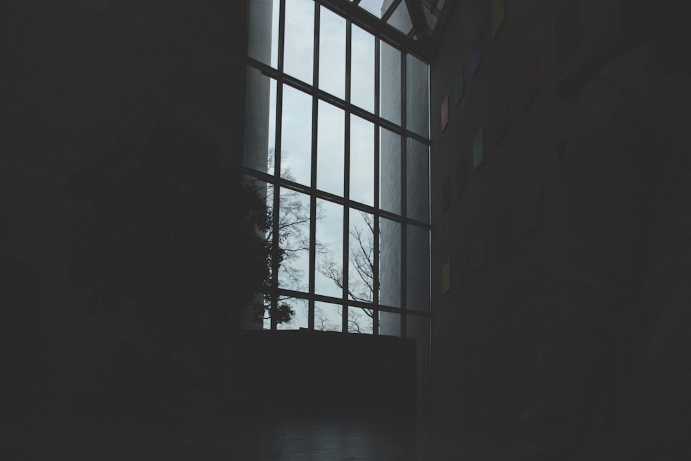 Ventana con marco de madera gris en el interior del edificio