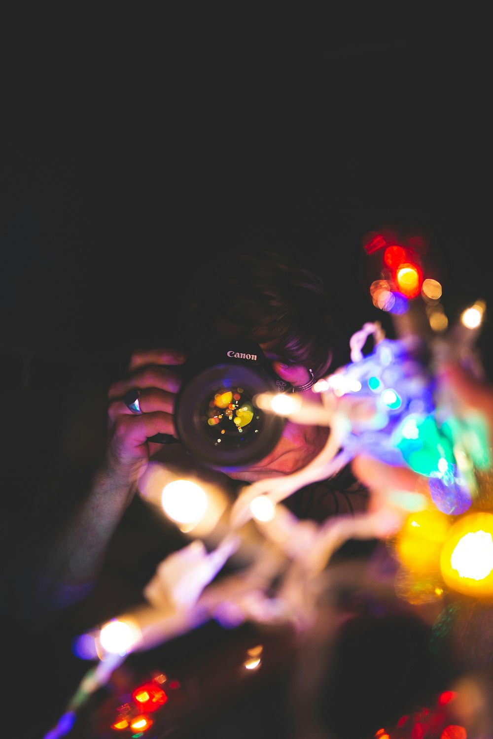 Mujer tomando foto con efecto bokeh