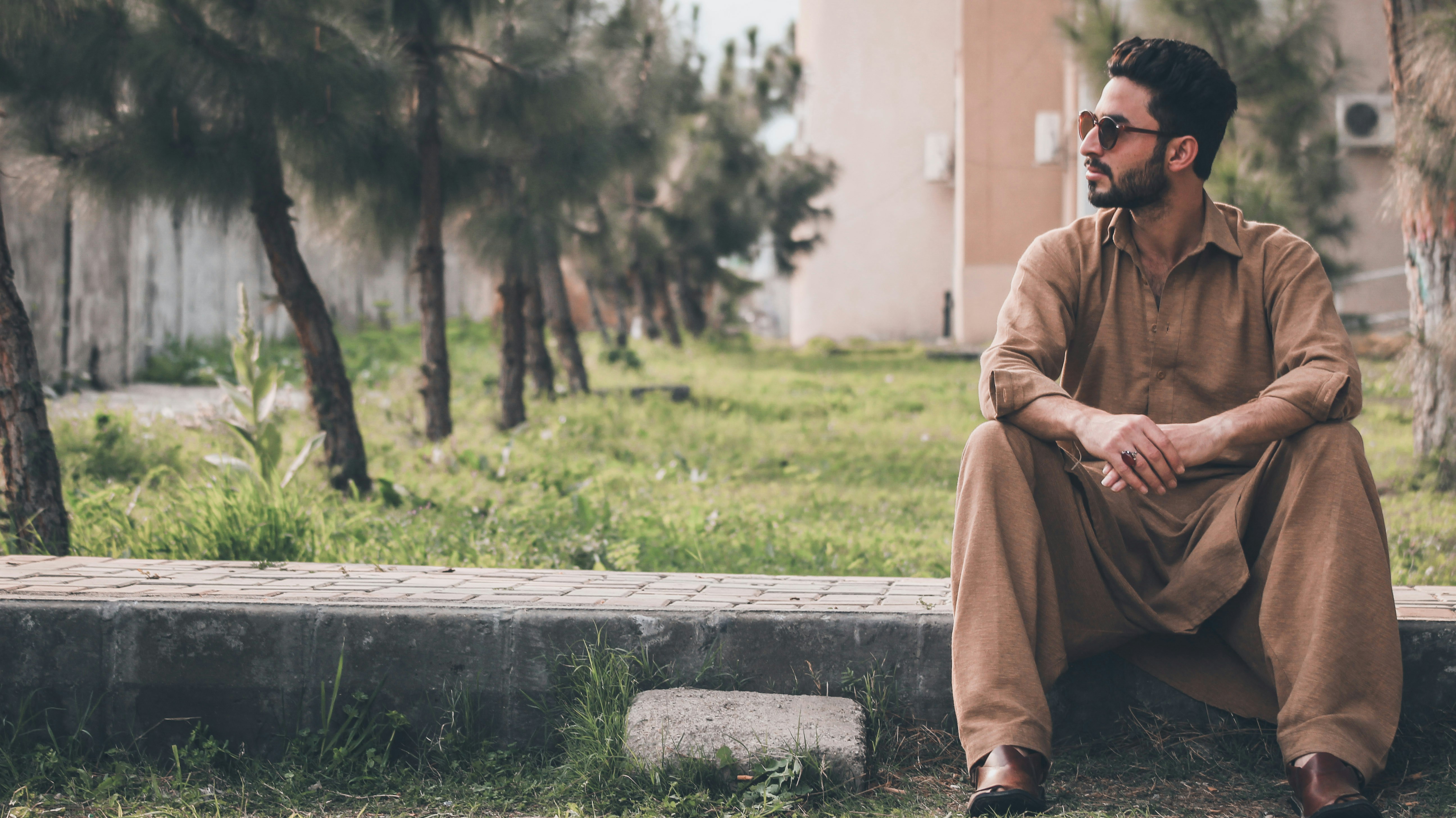 Выберите хороший вид и садитесь на бордюр!