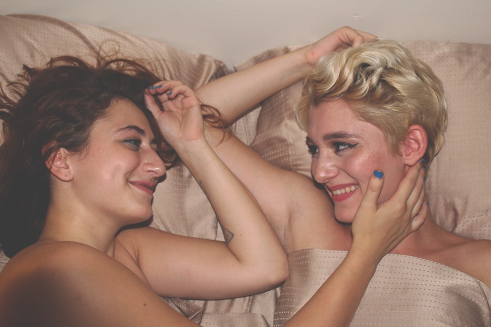 due donne sdraiate sul letto