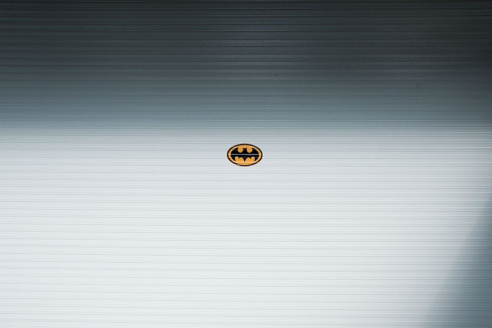Logotipo de Batman colocado sobre una superficie blanca