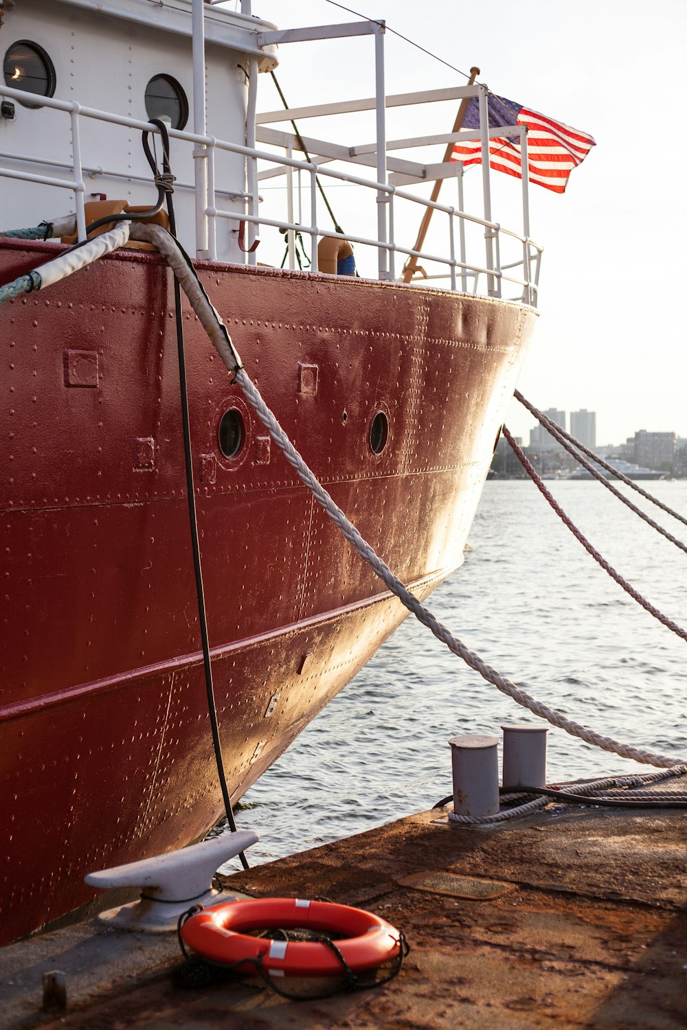 Rot-weißes Schiff, das tagsüber am Hafen anlegt