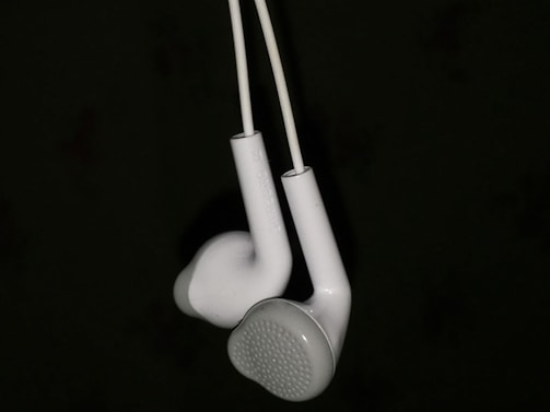 An artistic display of yilans headphones highlighting their lightweight design.