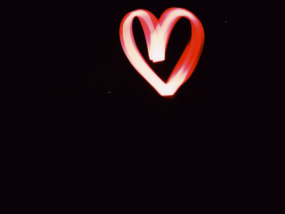 une photo floue d’un objet en forme de cœur