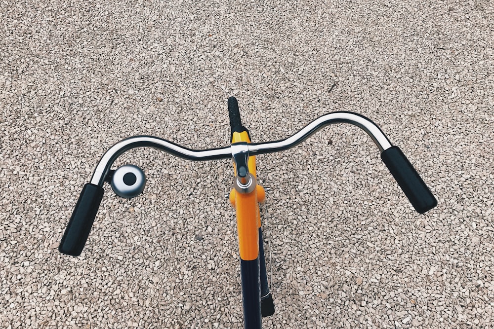 orangefarbenes und schwarzes Fahrrad