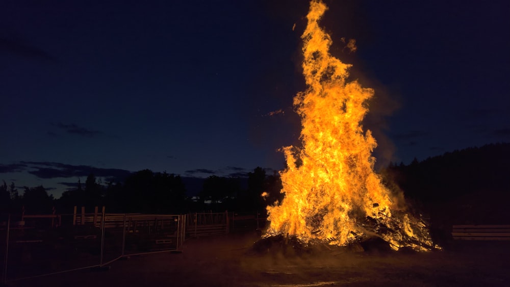 Feuer am Boden in der Nacht