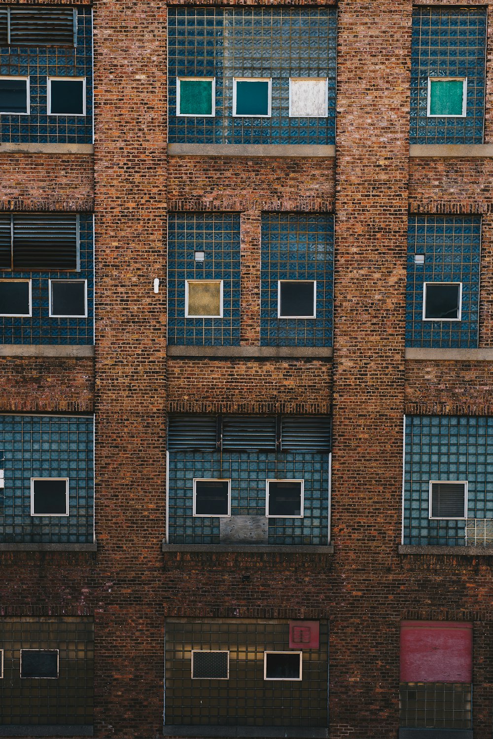 茶色のコンクリートレンガ壁の建物