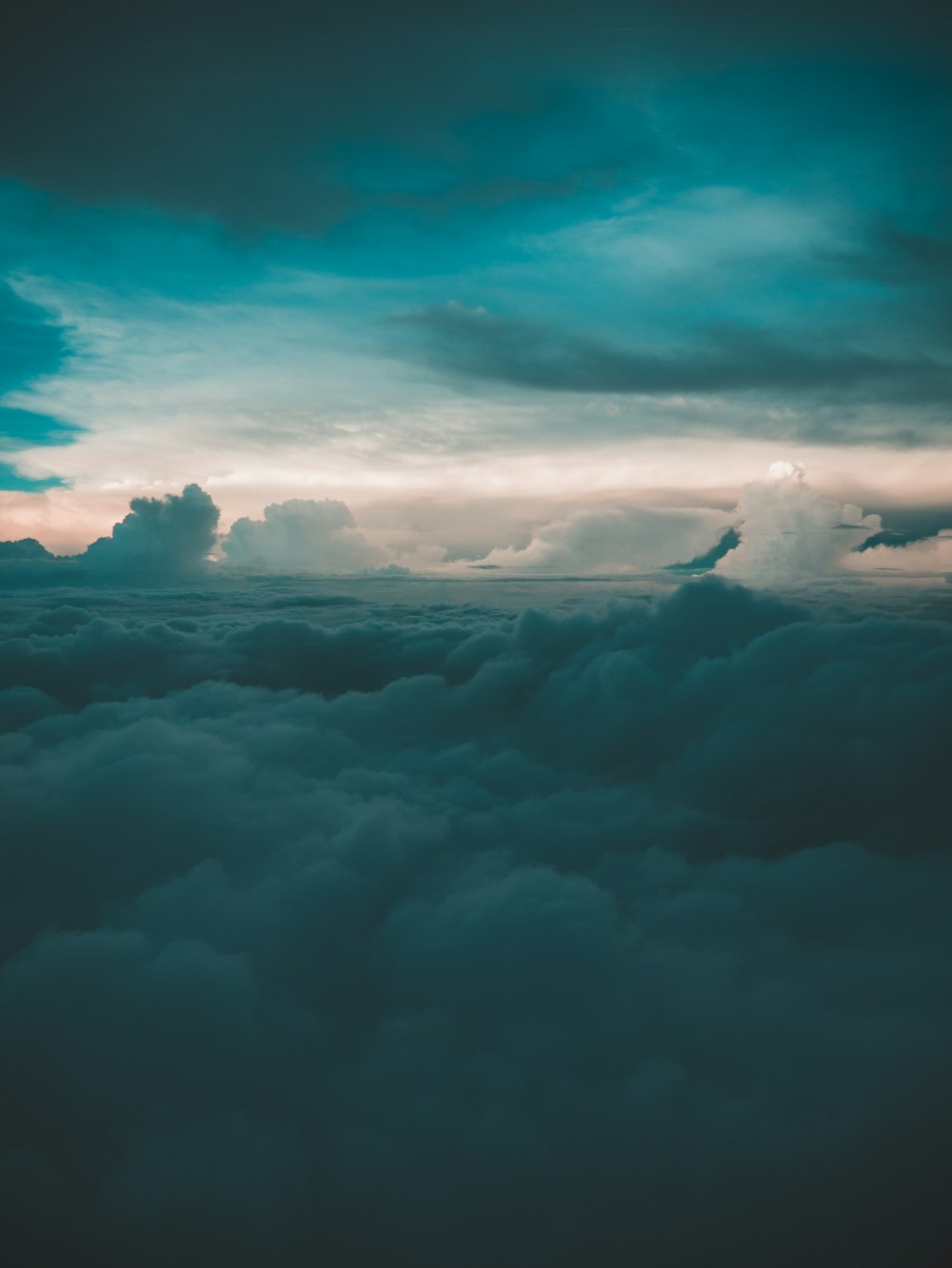 cielo nublado durante el día