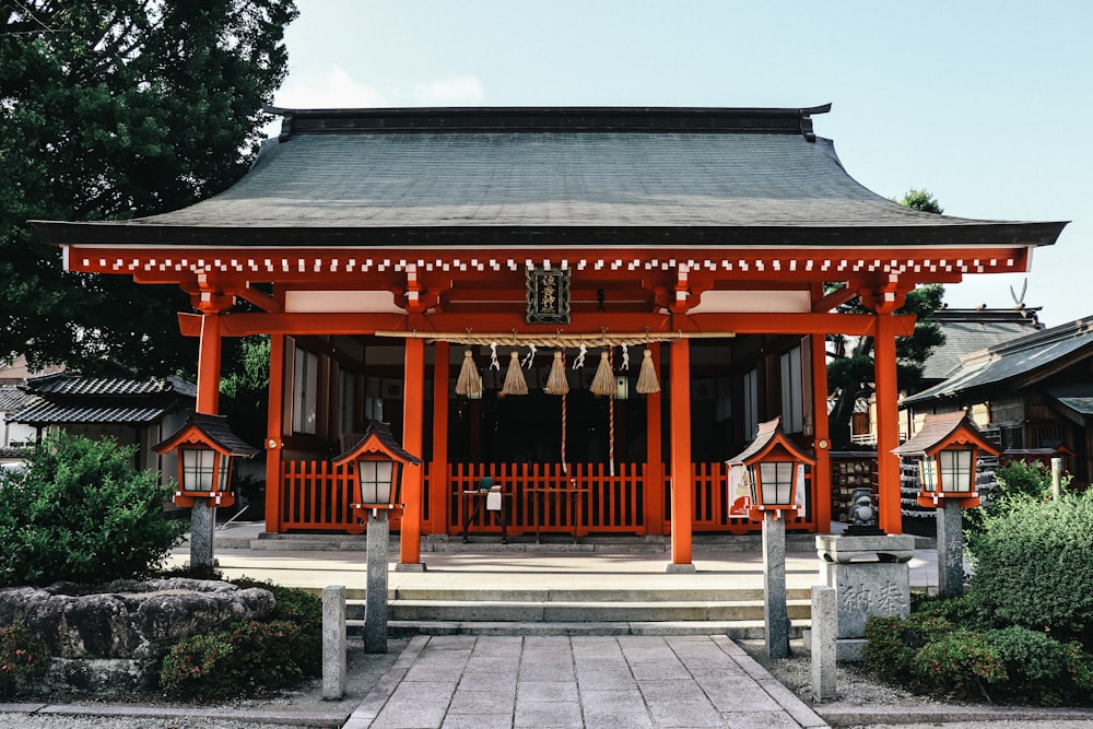 日中のオレンジと黒の木造寺院