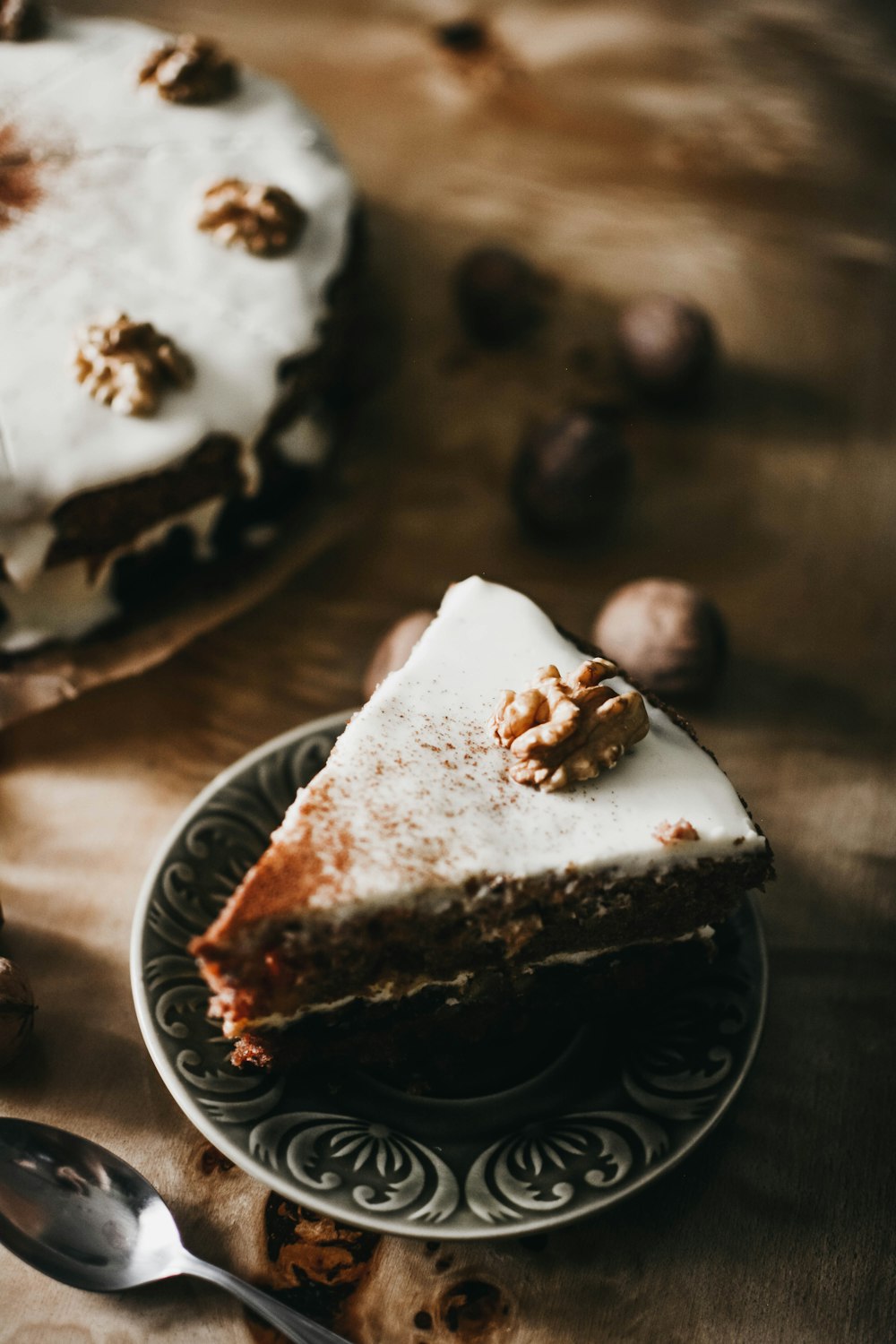 fetta di mousse al cioccolato su piattino