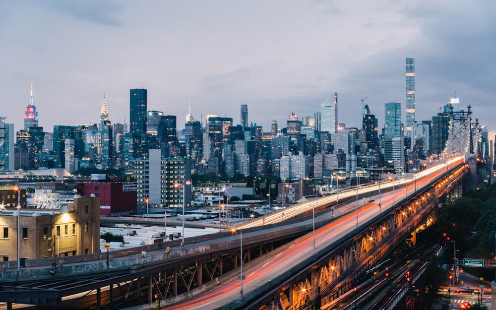 Foto timelapse de carretera y puente