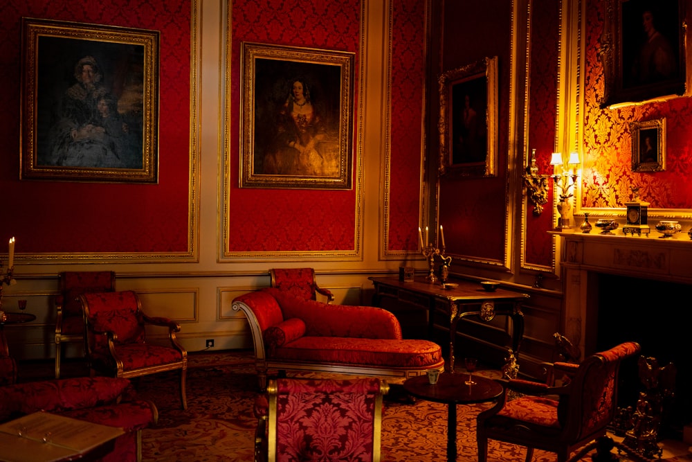 Chaise longue rojo en la sala de estar