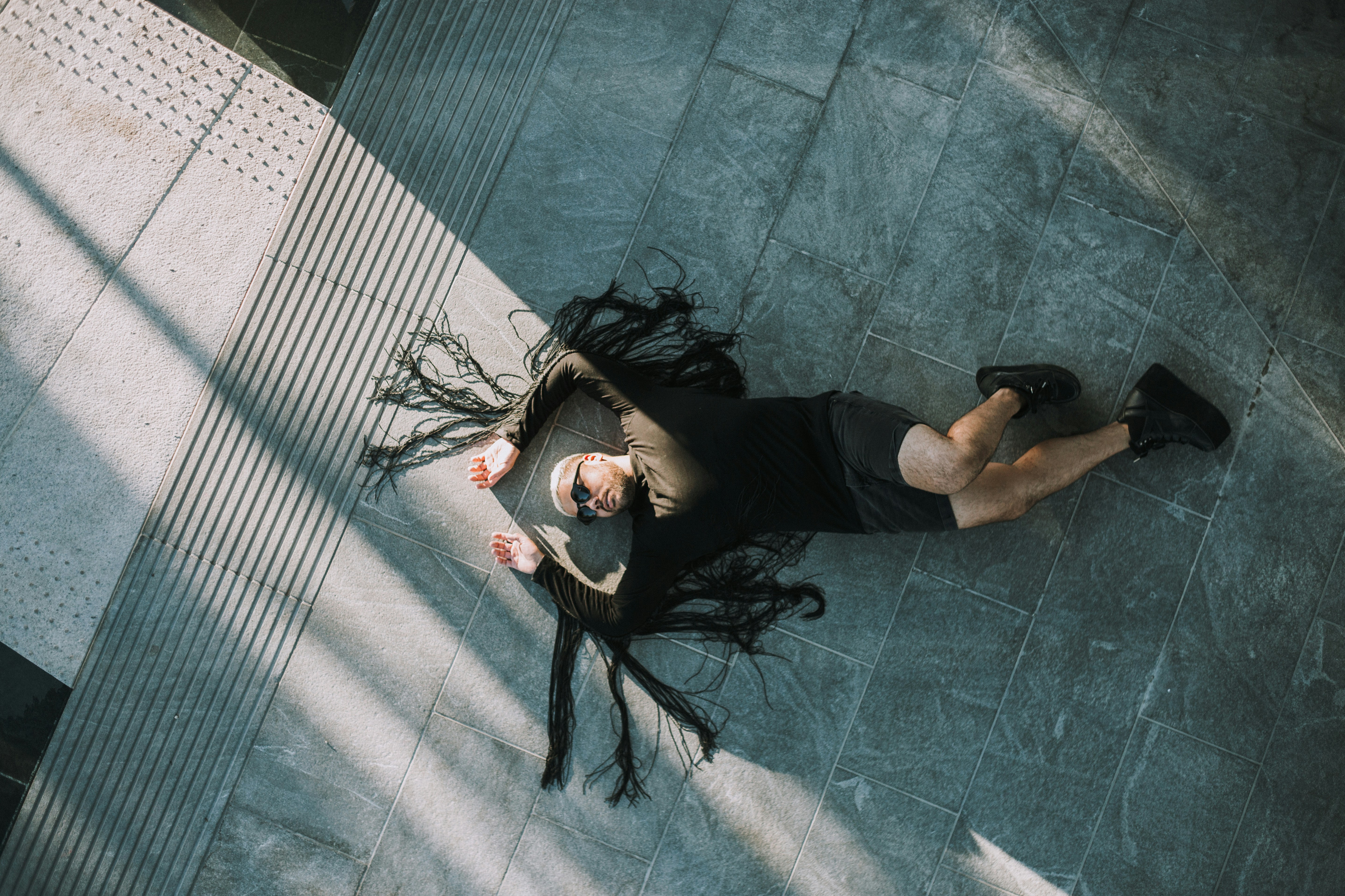 Она лежала на стекле. Найтивыход эстетика. Она лежала на стекле. Русский размер она лежала на земле. Русский размер она лежала на земле клип.