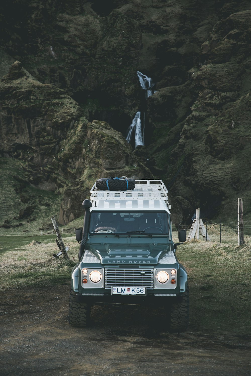 Veículo Land Rover no campo de grama