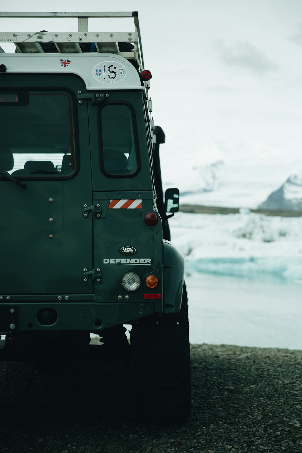 Jeep Defender in der Nähe eines Gewässers geparkt