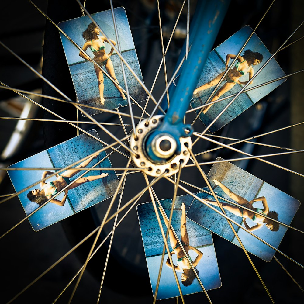 Roda de bicicleta azul e cinza com foto da mulher