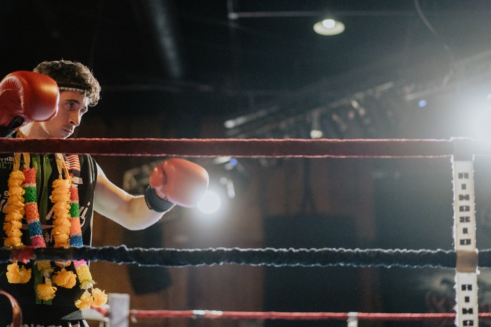 Persona con guantes de boxeo en el ring