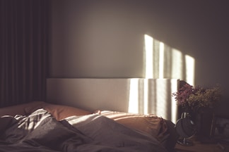 minimalistisch wohnen mit Blumen im Schlafzimmer