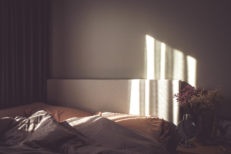 minimalistisch wohnen mit Blumen im Schlafzimmer
