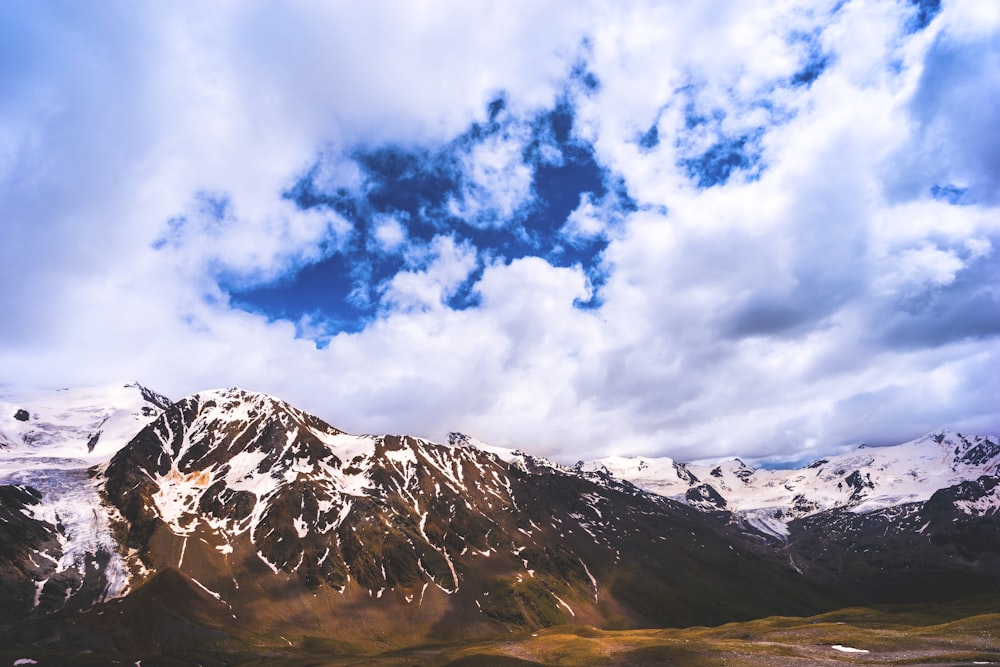 montagna sotto il cielo nuvoloso