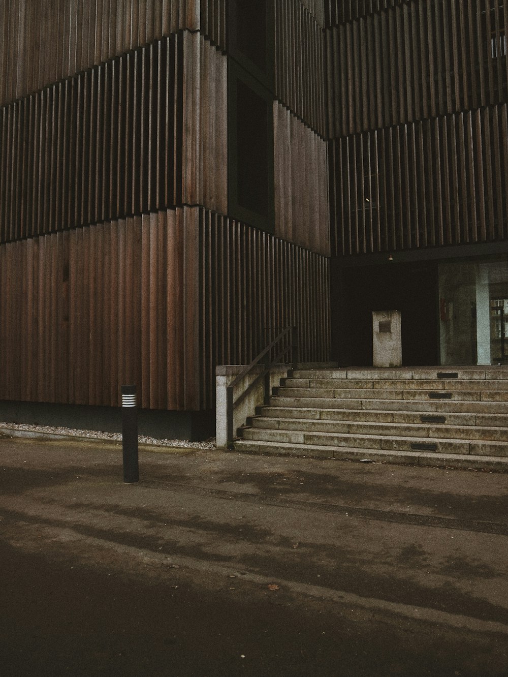 건물로 향하는 회색 콘크리트 계단
