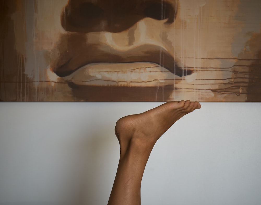 piede della persona sotto la pittura