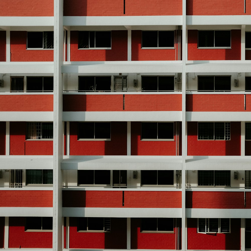 edificio in cemento bianco e rosso