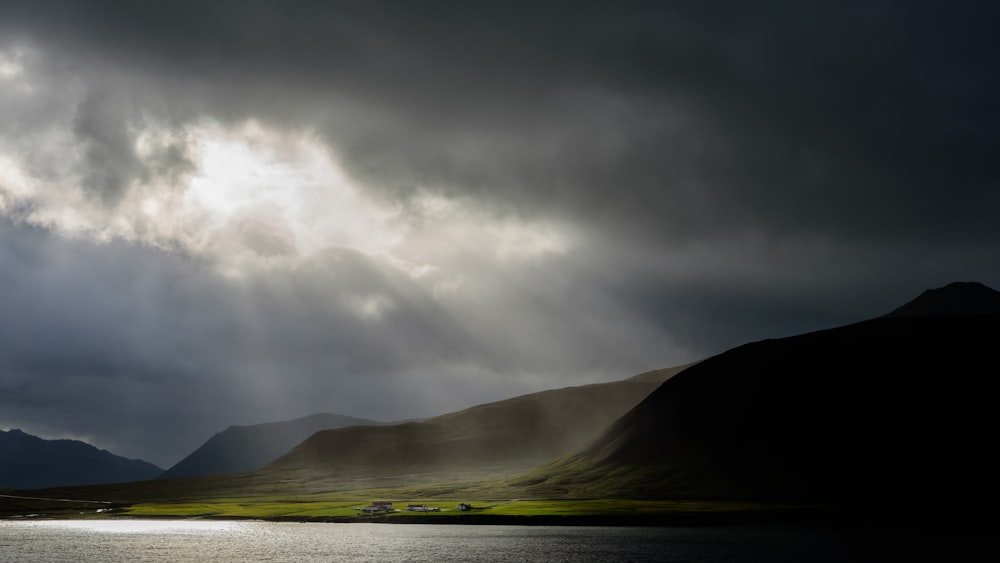 lumière du soleil passant gris ciel nuageux