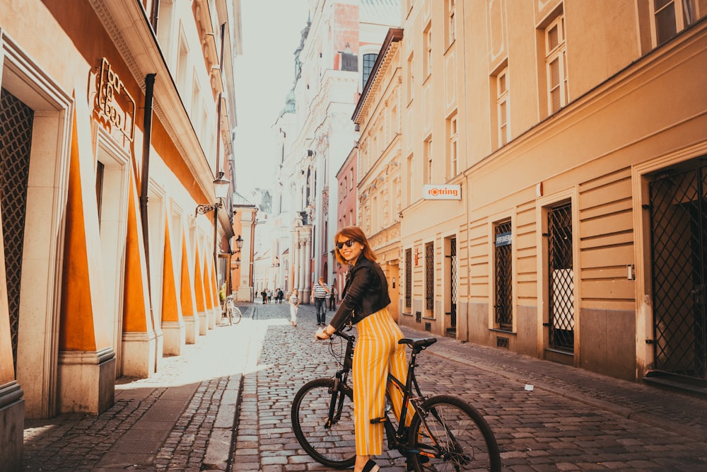 Femme sur un vélo semi-rigide noir