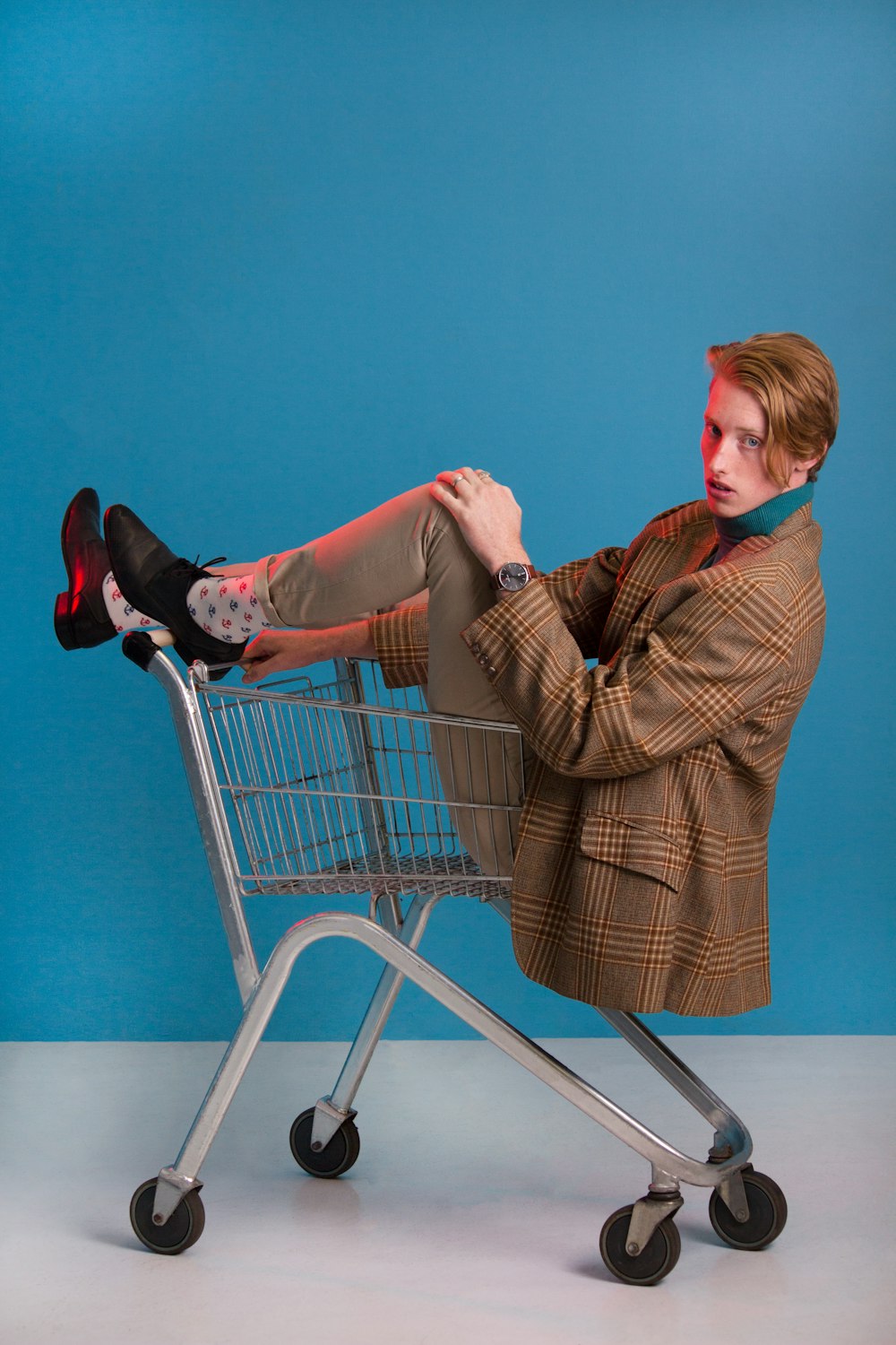 homme en veste marron assis dans le panier