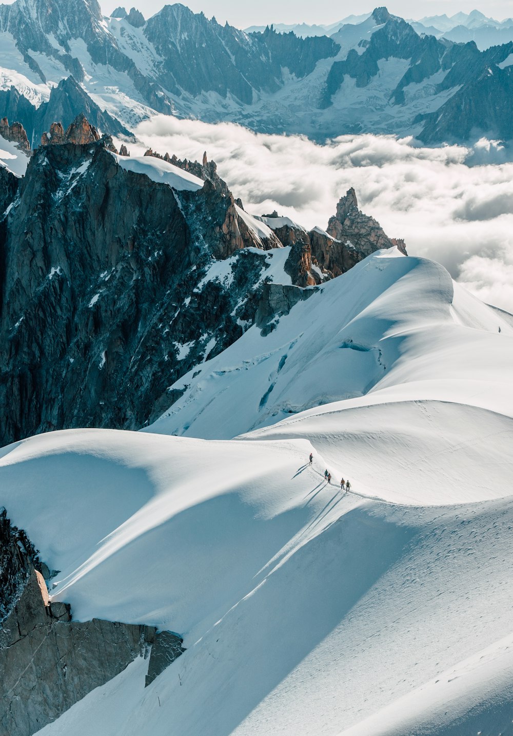 Personnes sur la crête recouvertes de neige