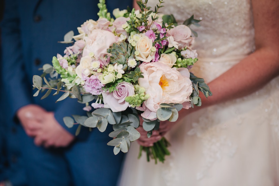 Bouquet da sposa con rose bianche e peonie rosa