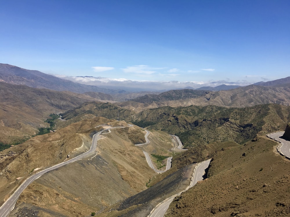 Areal vista montanha e estrada