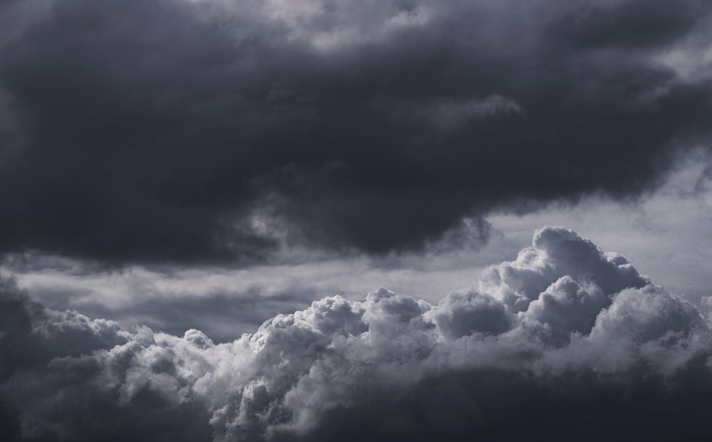 nubes negras y grises durante el día