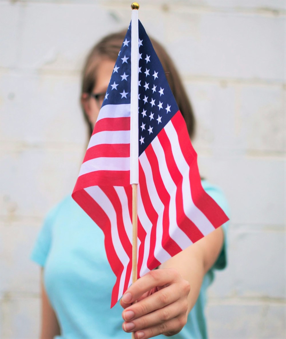 미국 국기를 들고있는 사람