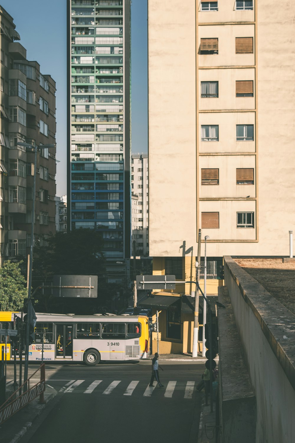 Ônibus cinza perto de parede bege pintar edifício alto