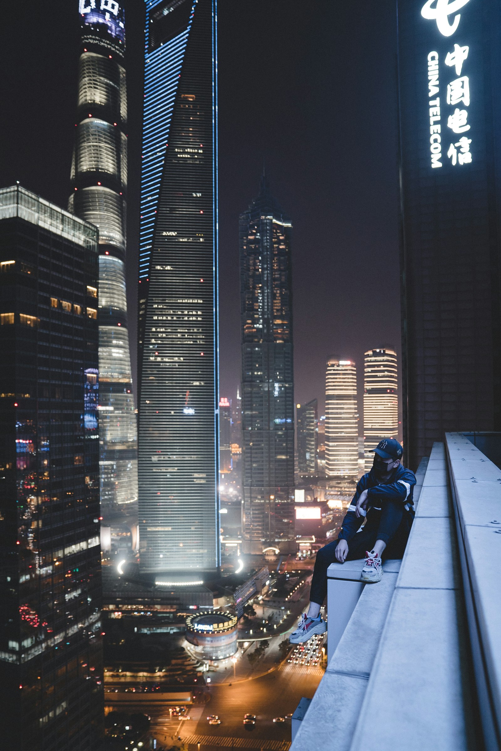 Sony a7S II + Sony FE 24-70mm F2.8 GM sample photo. Man sitting on building photography