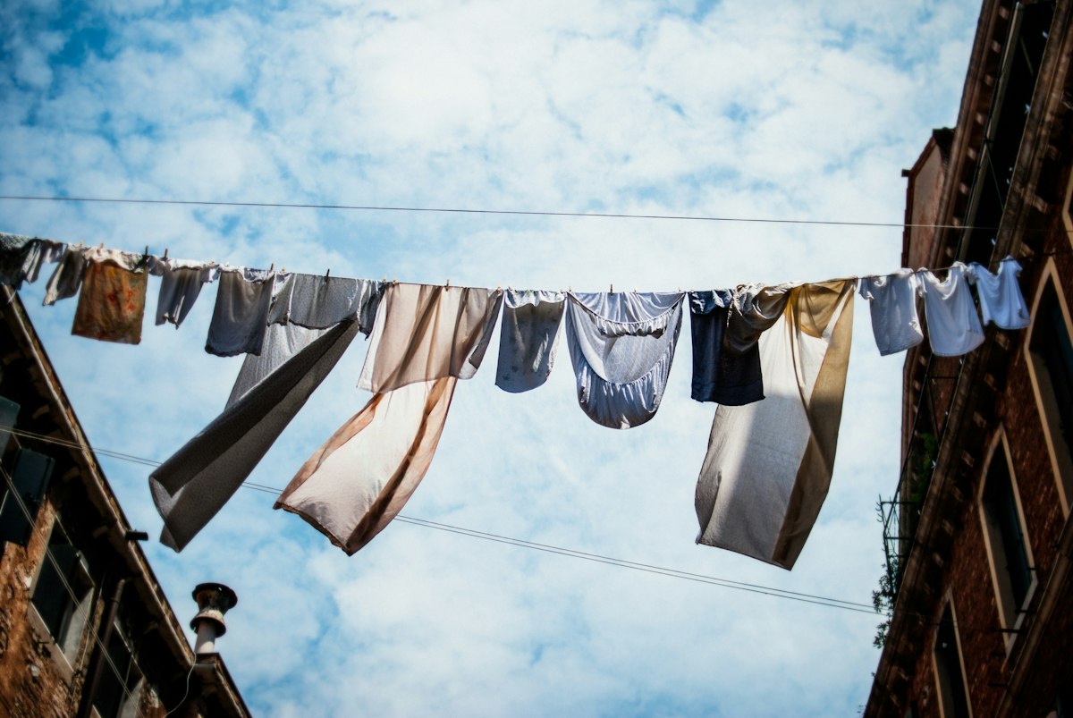 Ropa colgada en una cuerda al aire libre