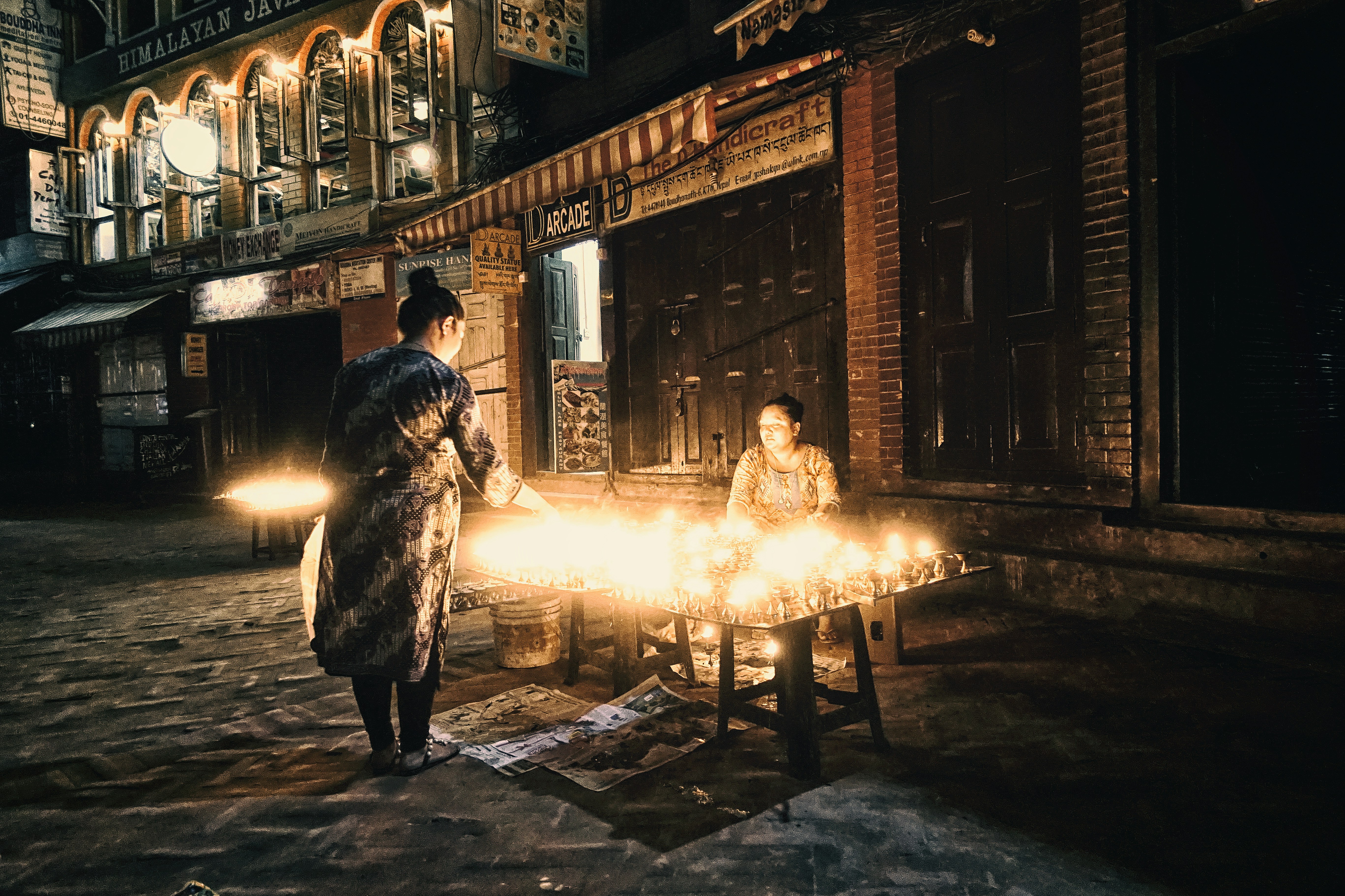 接下来，我得收集最新的尼泊尔新闻信息。可能包括地震、政治事件、经济动态、外交动态等方面。因为用户要求的是今日快讯，所以要关注最近发生的重大事件