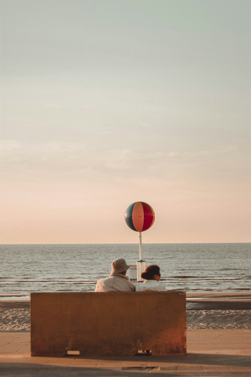 Mann und Frau sitzen vor dem Strand