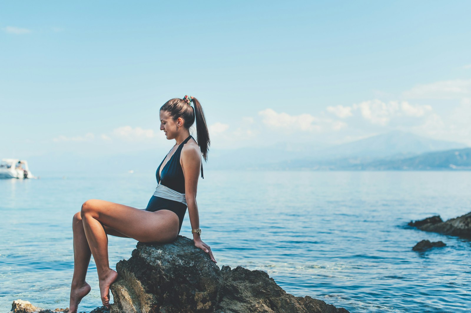 Nikon D700 + Nikon AF-S Nikkor 50mm F1.4G sample photo. Woman wearing monokini sitting photography