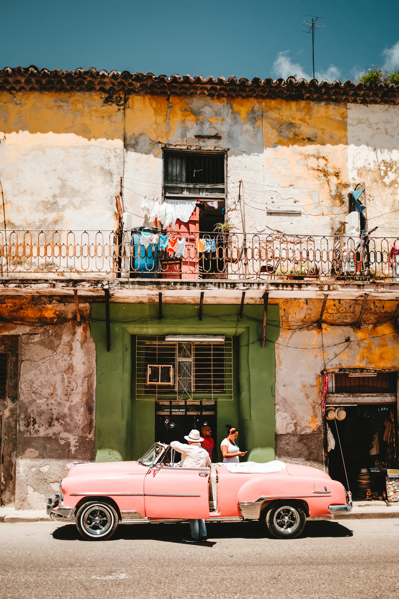 Voiture rose convertible classique à La Havane, Cuba — emblème du tourisme cubain
