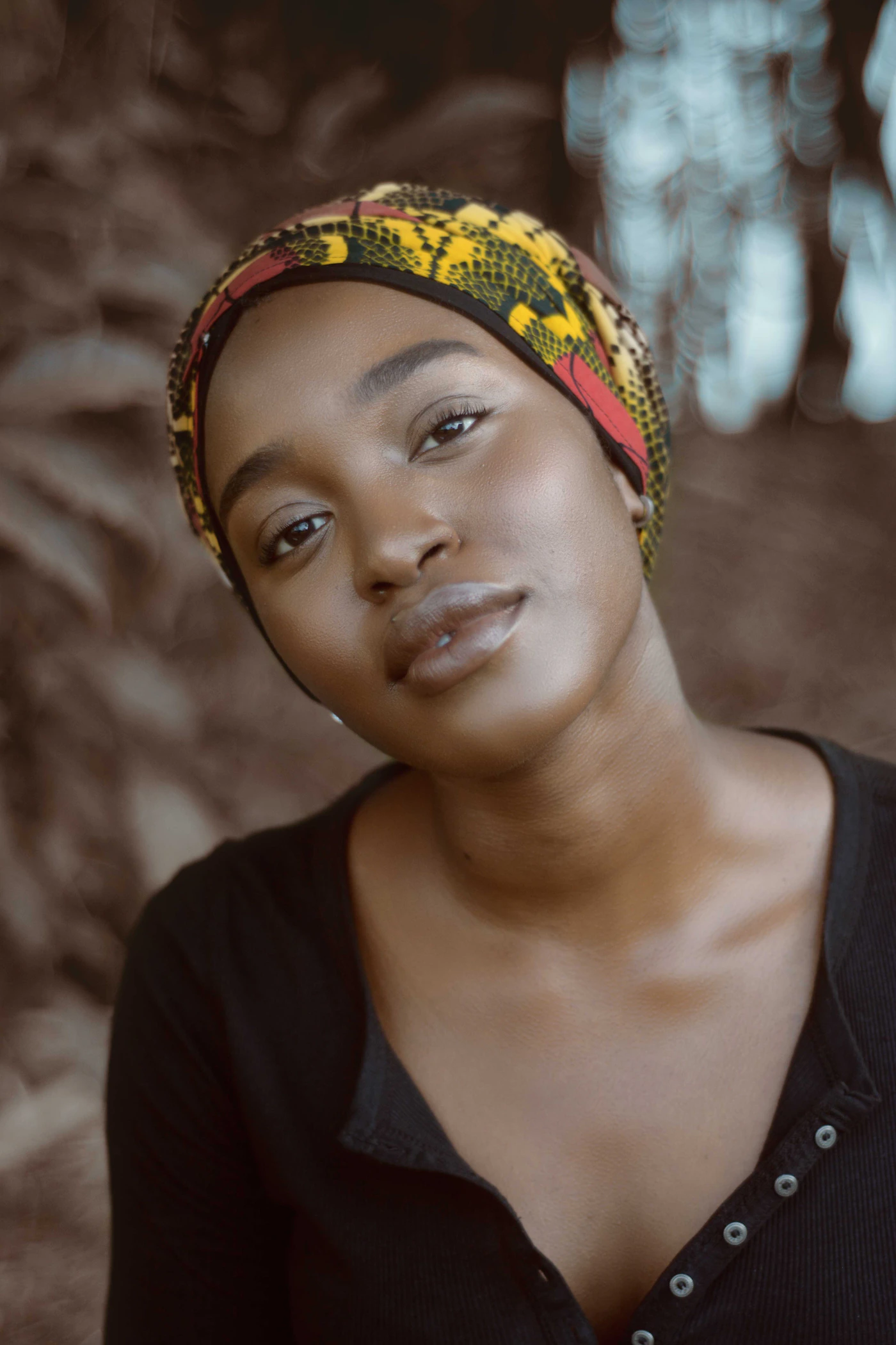 Femme portant un foulard coloré dans une lumière naturelle