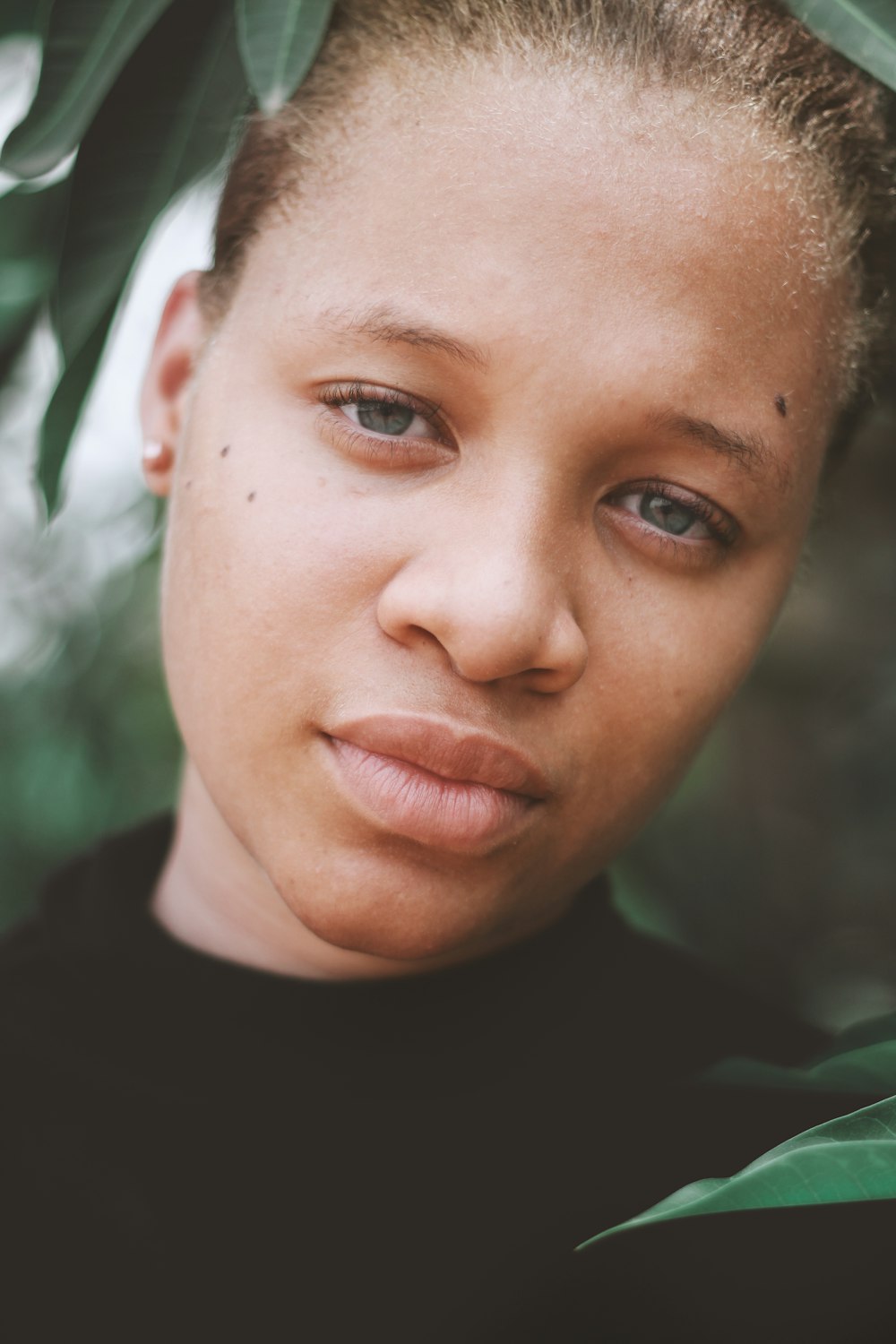 Mulher de lábios fechados no top preto na fotografia de close-up